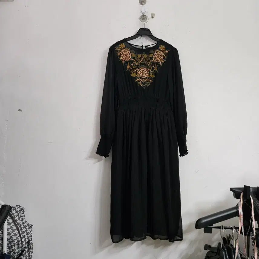 [BUNJANG] Black Flower Embroidered Long Dress / 블랙 플라워 자수 롱 원피스
