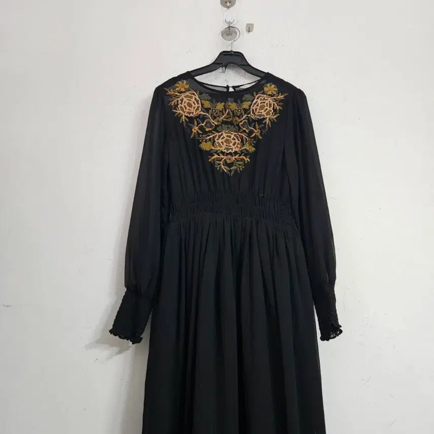 [BUNJANG] Black Flower Embroidered Long Dress / 블랙 플라워 자수 롱 원피스