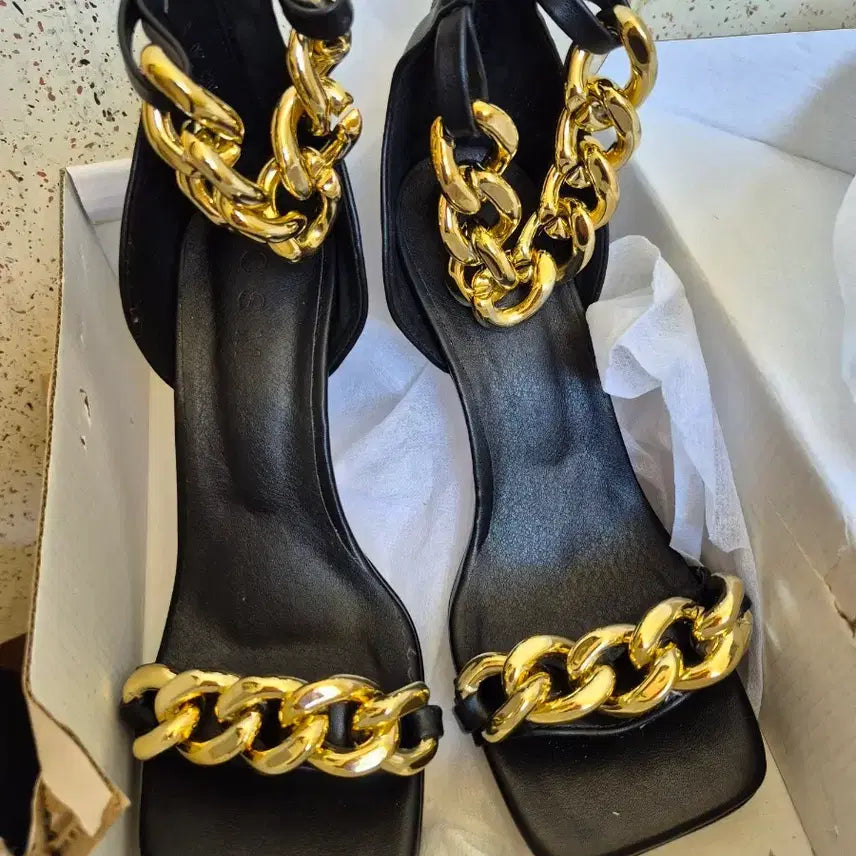 [BUNJANG] Black &amp; Gold Chain Heeled Sandals / 블랙 앤 골드 체인 샌들힐