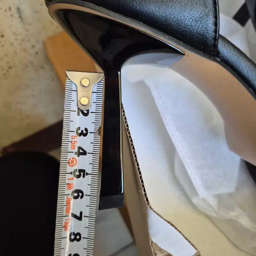 [BUNJANG] Black &amp; Gold Chain Heeled Sandals / 블랙 앤 골드 체인 샌들힐