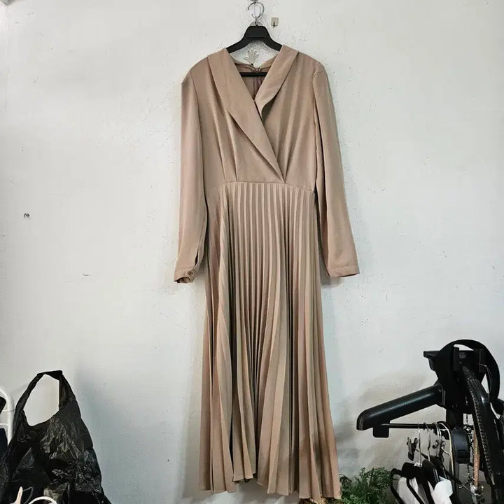 [BUNJANG] Beige Pleated Long Dress / 베이지 플리츠 롱 원피스