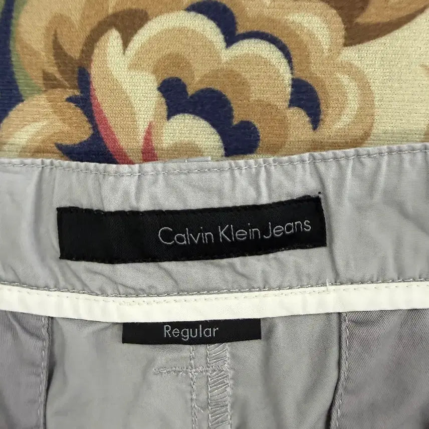 [BUNJANG] Calvin Klein Cotton Cargo Shorts (Light Grey) / (34)캘빈클라인 Calvinklein 코튼 카고 반바지(라이트그레이)