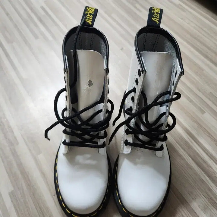 [SOLD OUT] 닥터마틴 1461  화이트 uk4 미사용이나 흠있음
