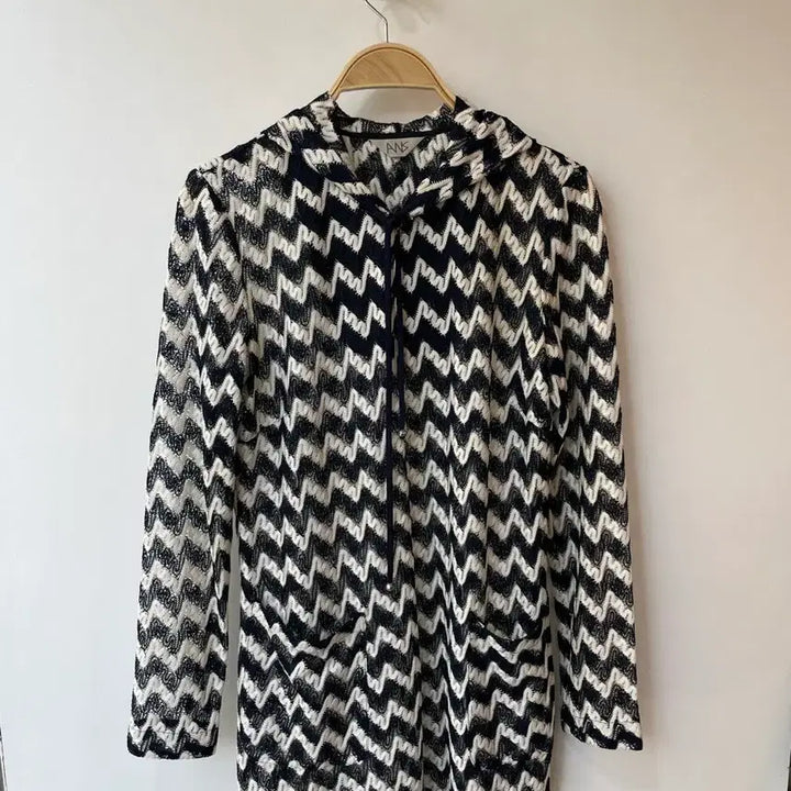 [BUNJANG] ANS Black &amp; White Pattern Knit Pocket Hoodie Midi Dress / ANS 블랙화이트 패턴 니트 포켓 후드 미디 원피스