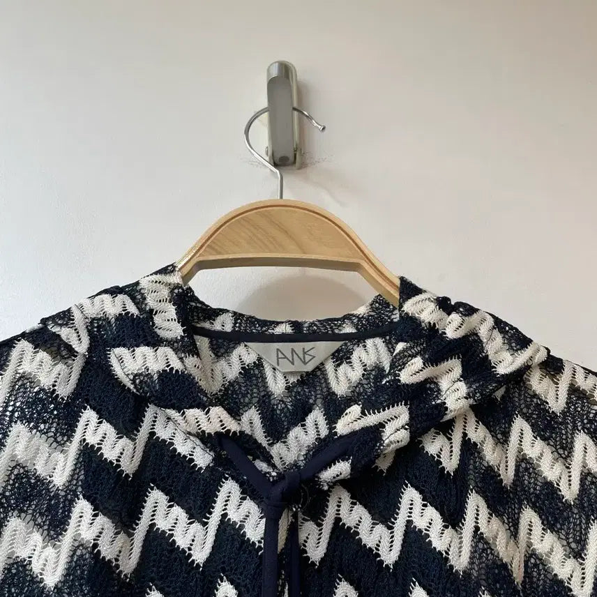 [BUNJANG] ANS Black &amp; White Pattern Knit Pocket Hoodie Midi Dress / ANS 블랙화이트 패턴 니트 포켓 후드 미디 원피스