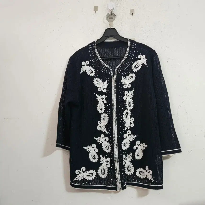 [BUNJANG] Black Embroidered Zip-Up Knit Cardigan / 블랙 자수 집업 니트 가디건