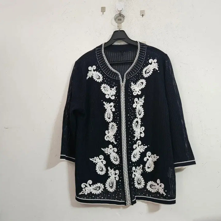 [BUNJANG] Black Embroidered Zip-Up Knit Cardigan / 블랙 자수 집업 니트 가디건