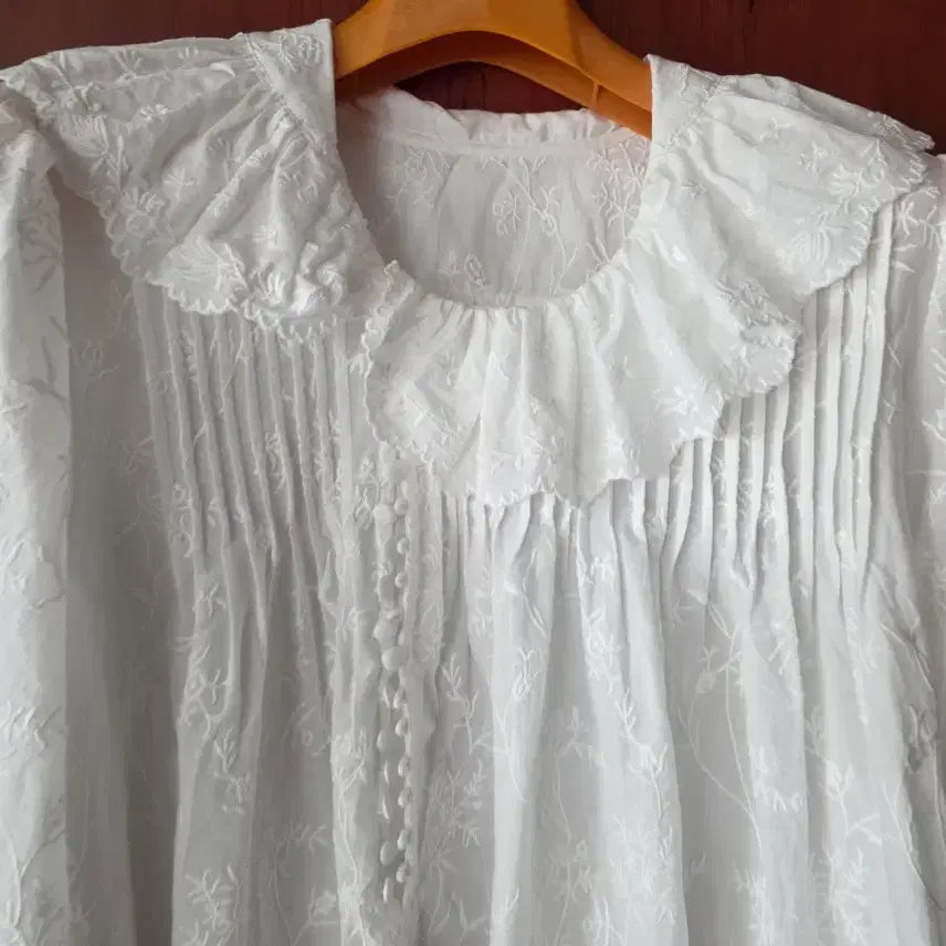 [BUNJANG] White Flower Embroidery Blouse / 화이트 플라워 자수 블라우스