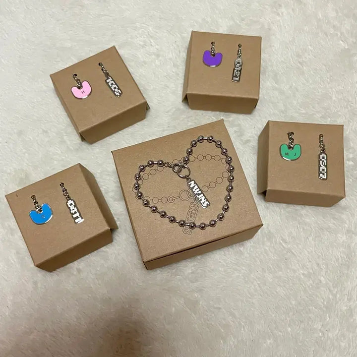 [BUNJANG] NewJeans Initial Earrings and Bracelet Set / 뉴진스(NewJeans) 귀걸이 팔찌 세트 미사용 풀박스