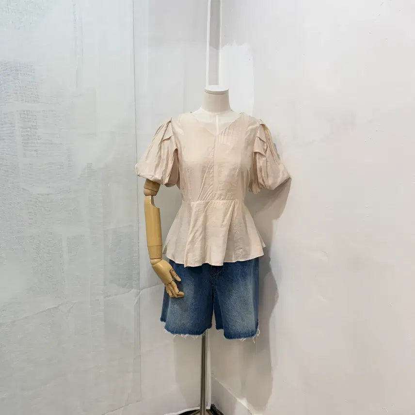 [BUNJANG] Moire V-Neck Short Sleeve Blouse / moire 브이넥 드뮤어 로맨틱 프렌치 반팔블라우스 4483