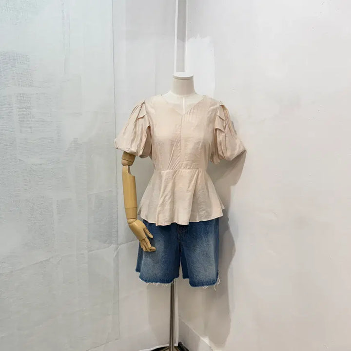 [BUNJANG] Moire V-Neck Short Sleeve Blouse / moire 브이넥 드뮤어 로맨틱 프렌치 반팔블라우스 4483