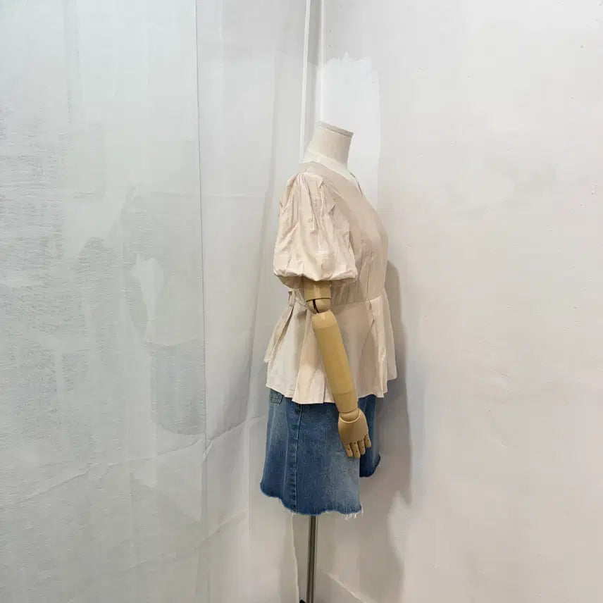 [BUNJANG] Moire V-Neck Short Sleeve Blouse / moire 브이넥 드뮤어 로맨틱 프렌치 반팔블라우스 4483