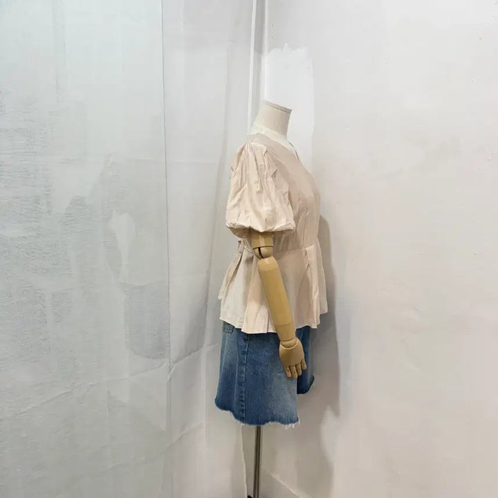 [BUNJANG] Moire V-Neck Short Sleeve Blouse / moire 브이넥 드뮤어 로맨틱 프렌치 반팔블라우스 4483