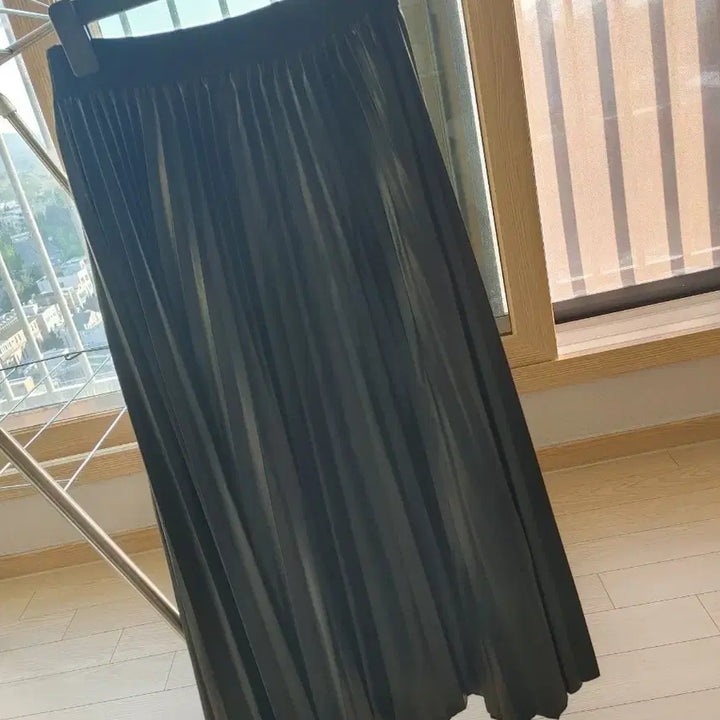 [BUNJANG] 8 Seconds Black Faux Leather Pleated Long Skirt / 에잇세컨즈 레더 블랙 플리츠 롱 스커트