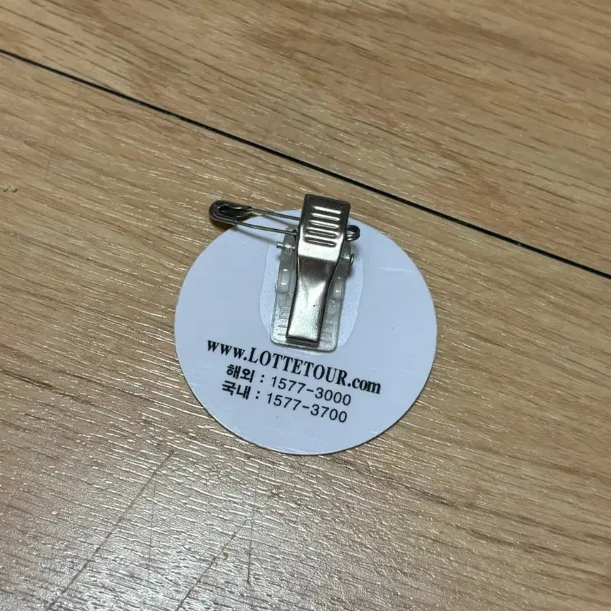 [BUNJANG] Lotte Tour Commemorative Pin Badge / 롯데관광 뱃지 LOTTE TOUR 기념품