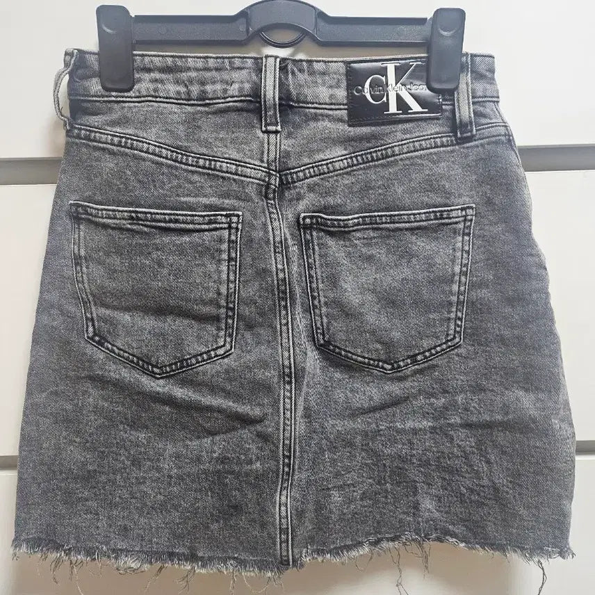 [BUNJANG] Calvin Klein Washed Black Denim Mini Skirt / 캘빈클라인 흑청미니스커트