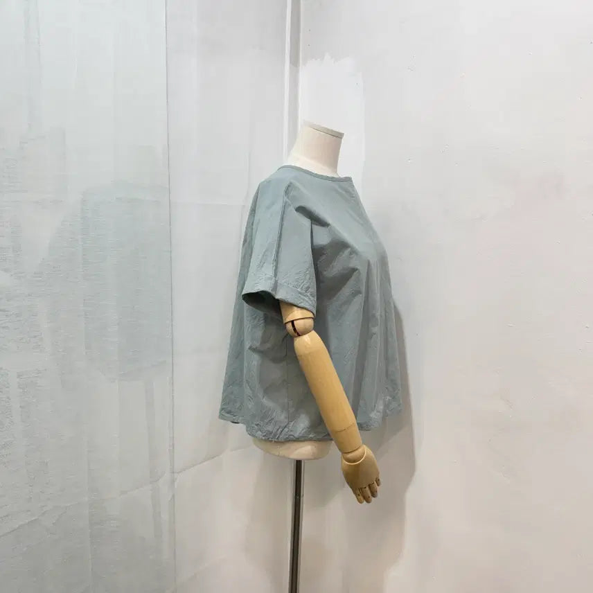 [BUNJANG] Tone-Down Blue Oversized Short-Sleeve Blouse - Crinkled Nylon / 톤다운 블루 오버핏 반팔블라우스 바스락 나일론 4495