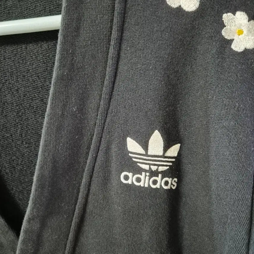[BUNJANG] Adidas x Pharrell Williams PW Daisy Embroidered Cardigan / 아디다스 x 퍼렐 윌리엄스 PW 데이지 가디건