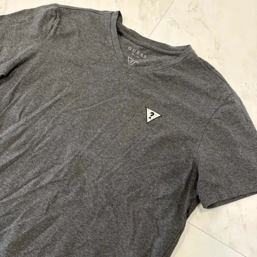 [BUNJANG] Guess V-Neck T-Shirt (Gray, Size 95) / guess v-neck t shirt 95
