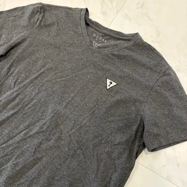 [BUNJANG] Guess V-Neck T-Shirt (Gray, Size 95) / guess v-neck t shirt 95