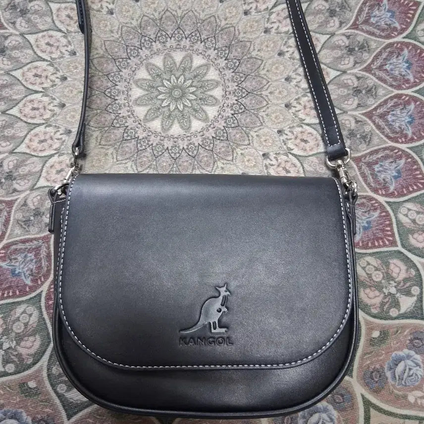 [BUNJANG] Kangol Black Leather Half Moon Crossbody Bag / 캉골 블랙 가죽 하프문 크로스백