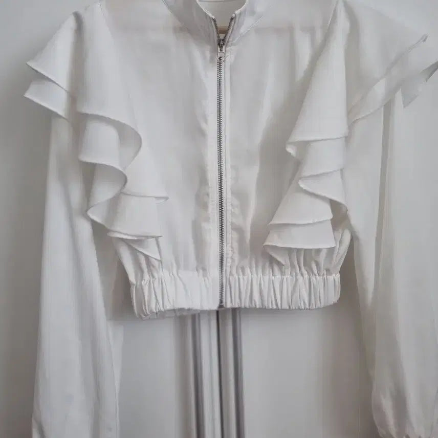 [BUNJANG] DKNY White Frill Crop Jacket / DK 뉴욕 화이트 프릴 크롭 자켓