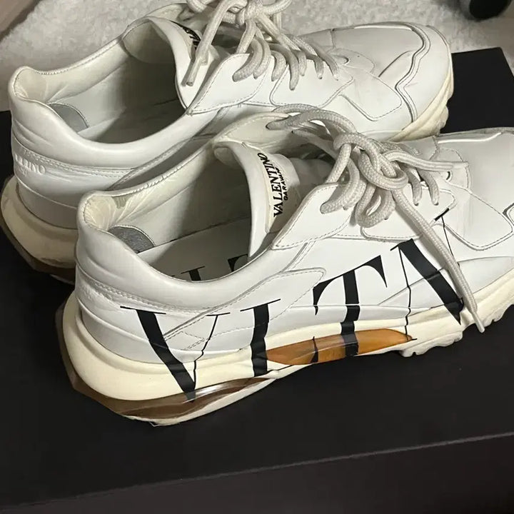 [BUNJANG] Valentino Bounce Sneakers Size 41 / 발렌티노 바운스 스니커즈 41사이즈
