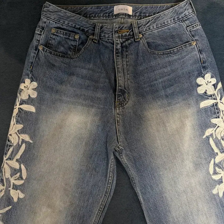 [BUNJANG] Tuin Vine Denim Washed Blue Embroidered Flower Detail Pants / 투인 바인 데님 워시드 블루 tuin vine denim pants