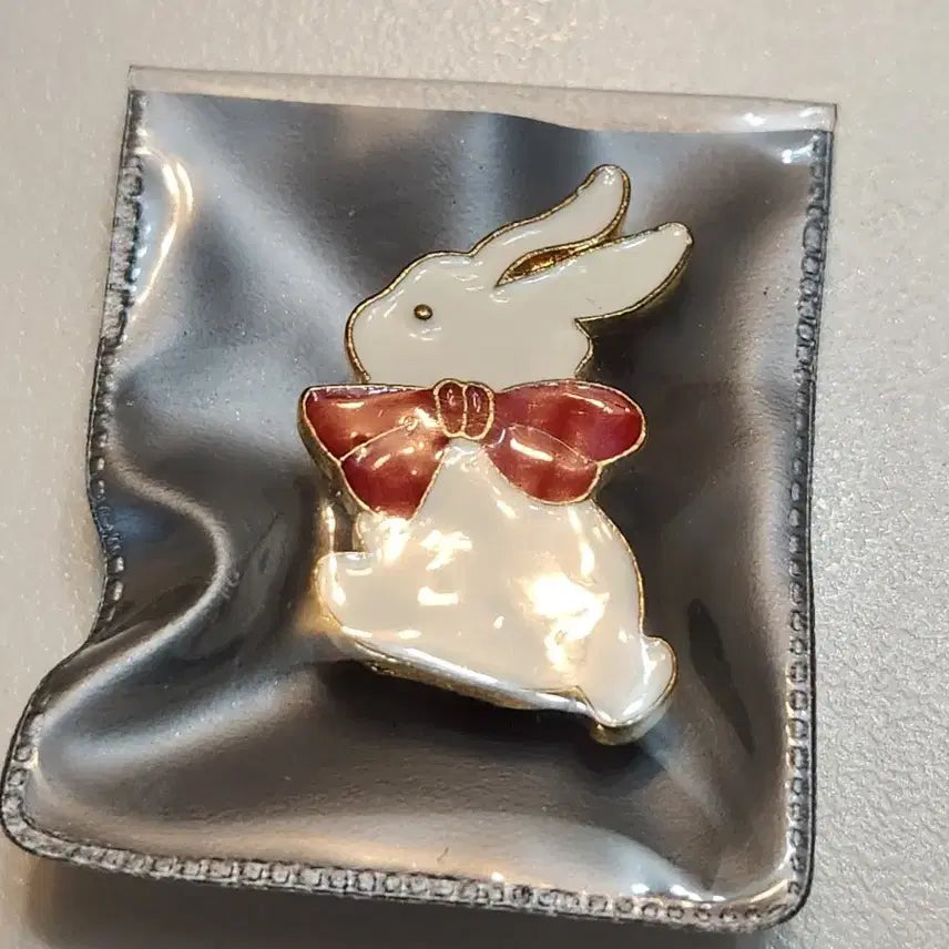 [BUNJANG] Ribbon Rabbit Badge (White/Red) / 배지, 리본 토끼 화이트/레드