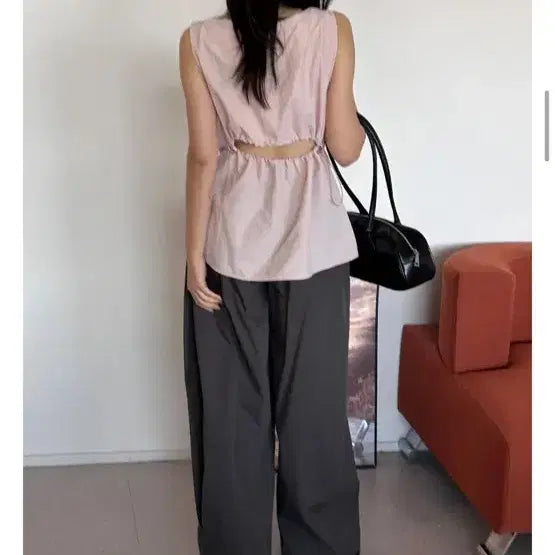 [BUNJANG] Shirred Back Slit Sleeveless Top / 뒤트임 셔링 나시 민소매 뒷모습이쁨