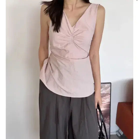 [BUNJANG] Shirred Back Slit Sleeveless Top / 뒤트임 셔링 나시 민소매 뒷모습이쁨