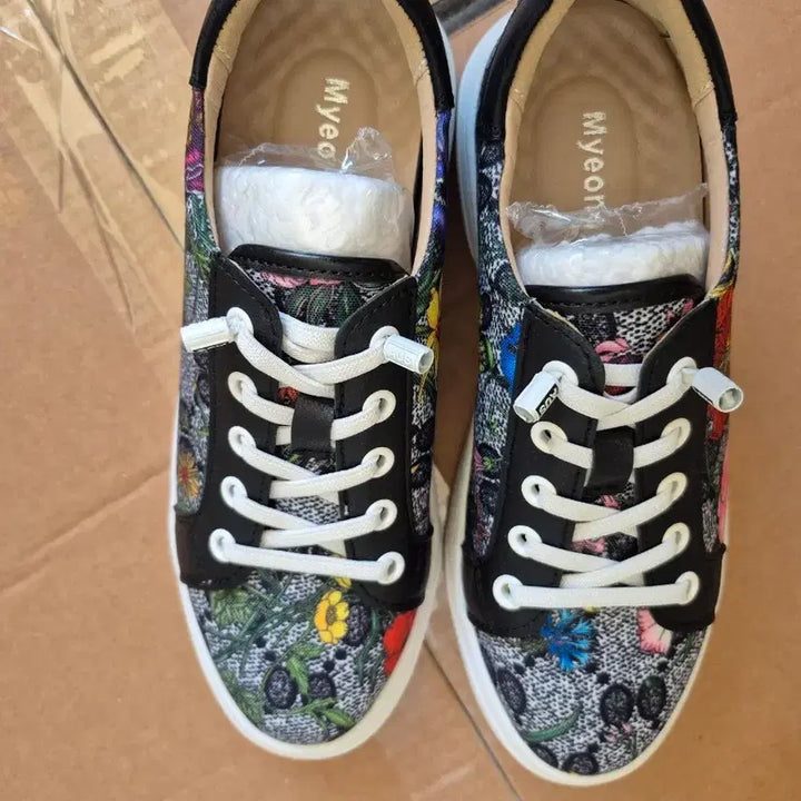[BUNJANG] Flower Pattern Sneakers - New / 플라워 패턴 스니커즈 새상품