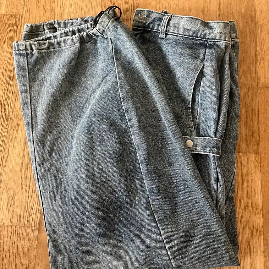 [BUNJANG] Light Wash Denim Jeans with Snap Button Detail / 청바지