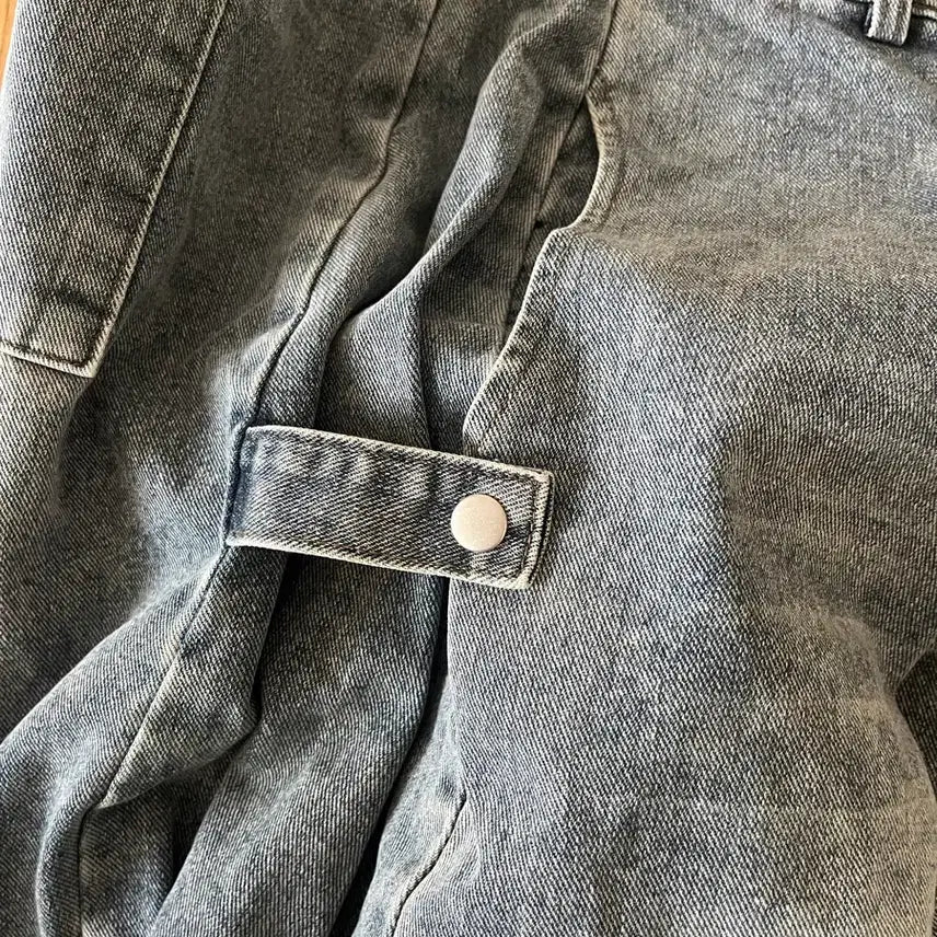 [BUNJANG] Light Wash Denim Jeans with Snap Button Detail / 청바지