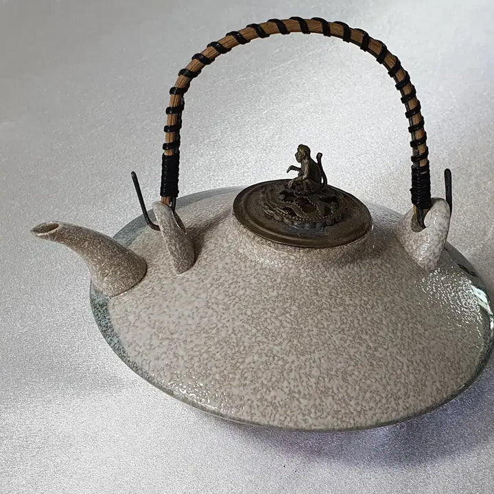 [BUNJANG] Vintage Ceramic Teapot with Monkey Metal Lid / 원숭이 금속 뚜껑 포인트 도자기 주전자