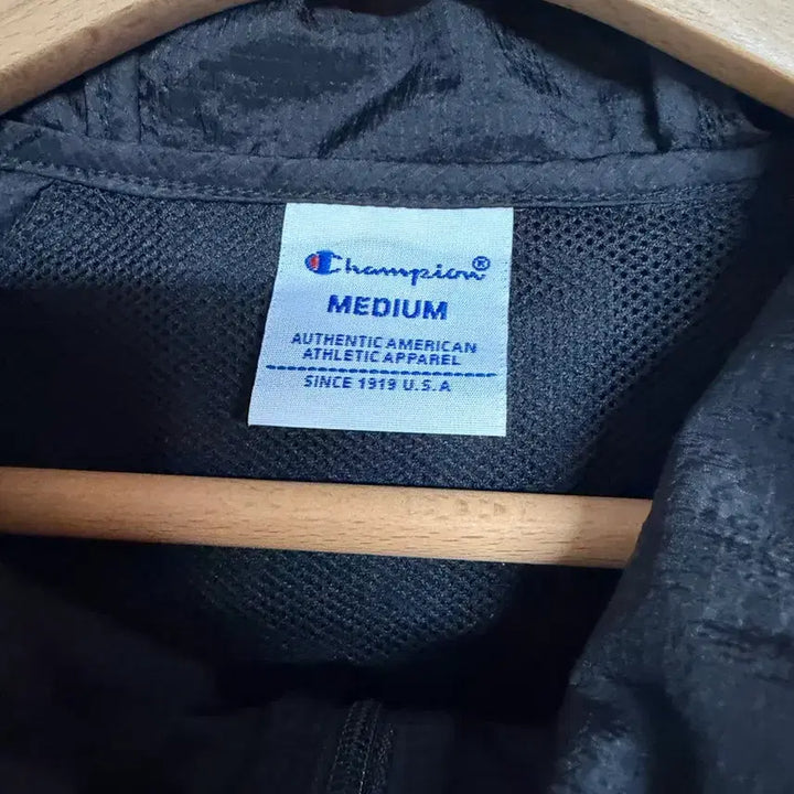 [BUNJANG] Champion Lightweight Nylon Windbreaker Jacket / 챔피온 라이트웨이트 나일론 윈드브레이커 팝니다 (M, 불랙)