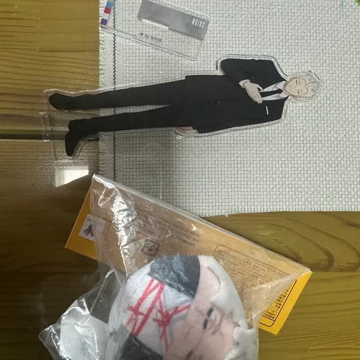 [BUNJANG] Jigokuraku Shion Suit Acrylic Stand &amp; Round Badge Set / 지옥락 시온 정장 아크릴 스탠드 그리고 동그란거