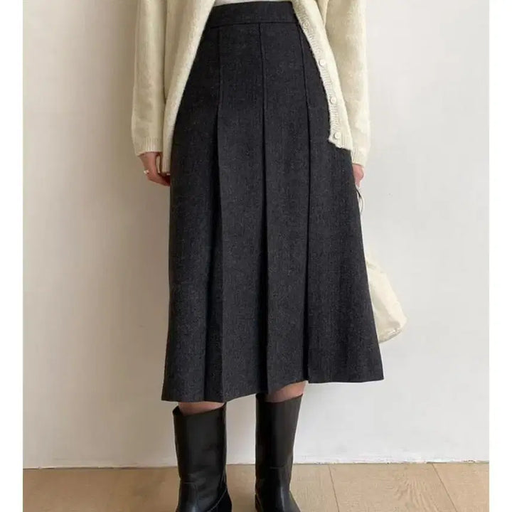 [BUNJANG] Kinda Beige Florence Herringbone Wool Pleated Skirt (Deep Charcoal, M) / [킨다베이지] 플로렌스 헤링본 울 플리츠 스커트 (딥차콜 M)