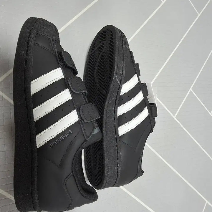 [BUNJANG] Adidas Superstar CF Black/White Velcro Sneakers / 아디다스 슈퍼스타 CF 검흰 벨크로 운동화