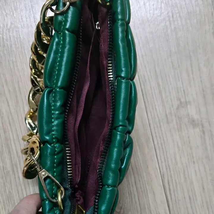 [BUNJANG] Green Padded Chain Mini Bag / Chain Clutch Bag / 그린 패딩 체인 미니백 / 체인 클러치백
