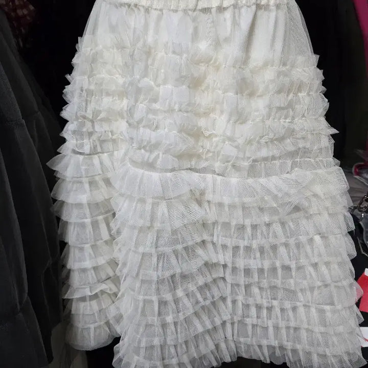 [BUNJANG] Unbalanced Black Long Sleeve Top &amp; White Skirt Set / (새상품)언발란스 블랙 롱슬리브 &amp; 화이트 스커트 세트