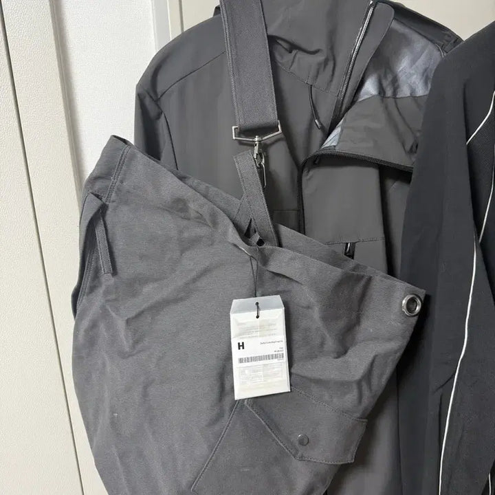 [BUNJANG] Hatching Room Duffle Cross Bag / 해칭룸 더플 크로스백