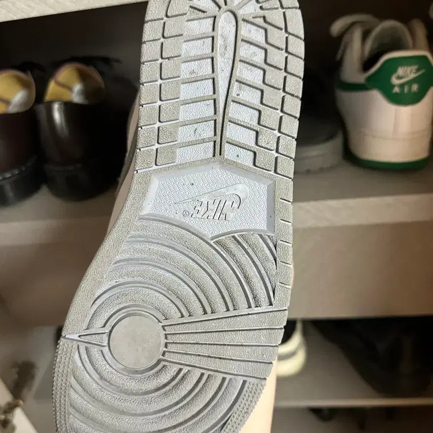 [BUNJANG] Nike Air Jordan 1 White/Grey Sneakers / 나이키 에어 조던 1 화이트/그레이 운동화