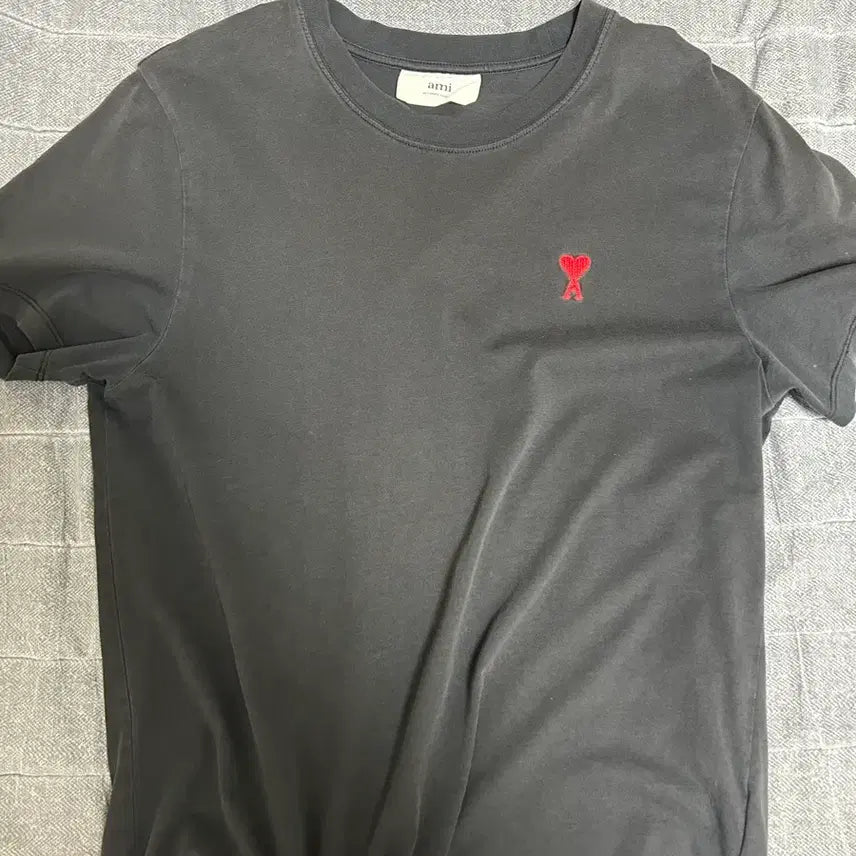 [BUNJANG] AMI Black Short Sleeve T-Shirt with Red Heart Logo / 아미 블랙 반팔 티셔츠 레드 하트 로고 아미 카라 반팔티 레드 하트 로고