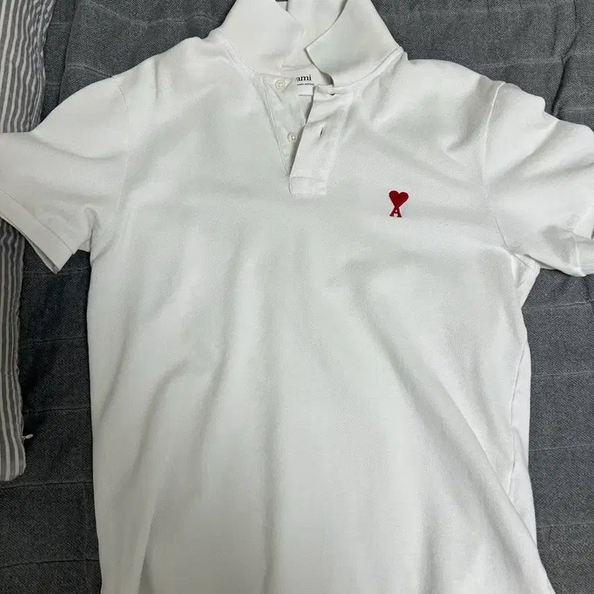 [BUNJANG] AMI Black Short Sleeve T-Shirt with Red Heart Logo / 아미 블랙 반팔 티셔츠 레드 하트 로고 아미 카라 반팔티 레드 하트 로고