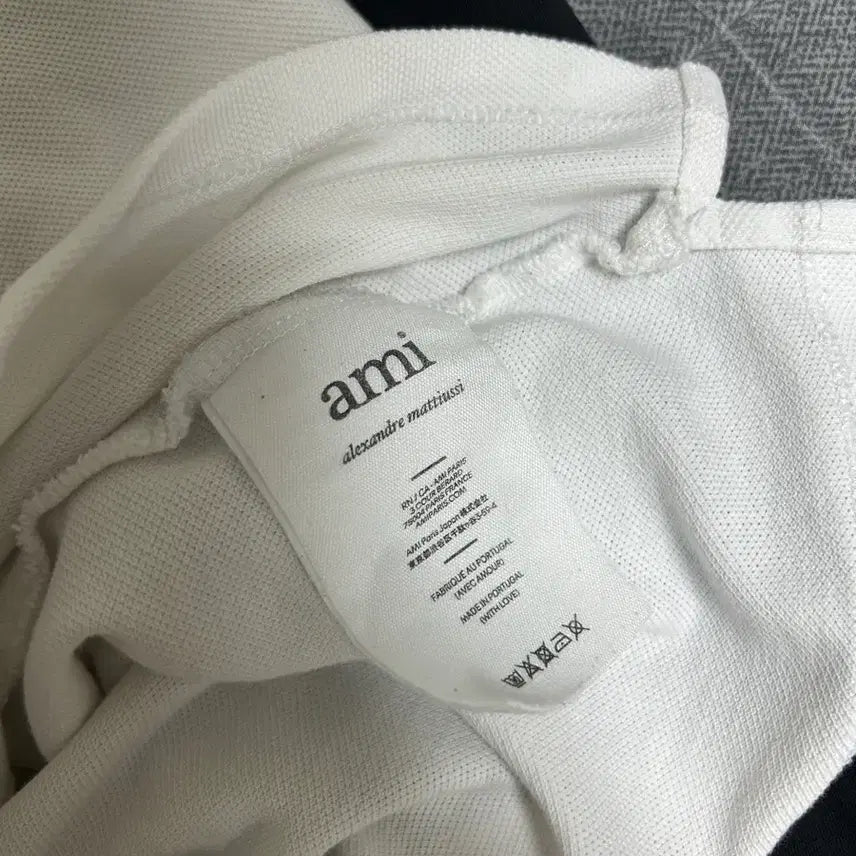 [BUNJANG] AMI Black Short Sleeve T-Shirt with Red Heart Logo / 아미 블랙 반팔 티셔츠 레드 하트 로고 아미 카라 반팔티 레드 하트 로고