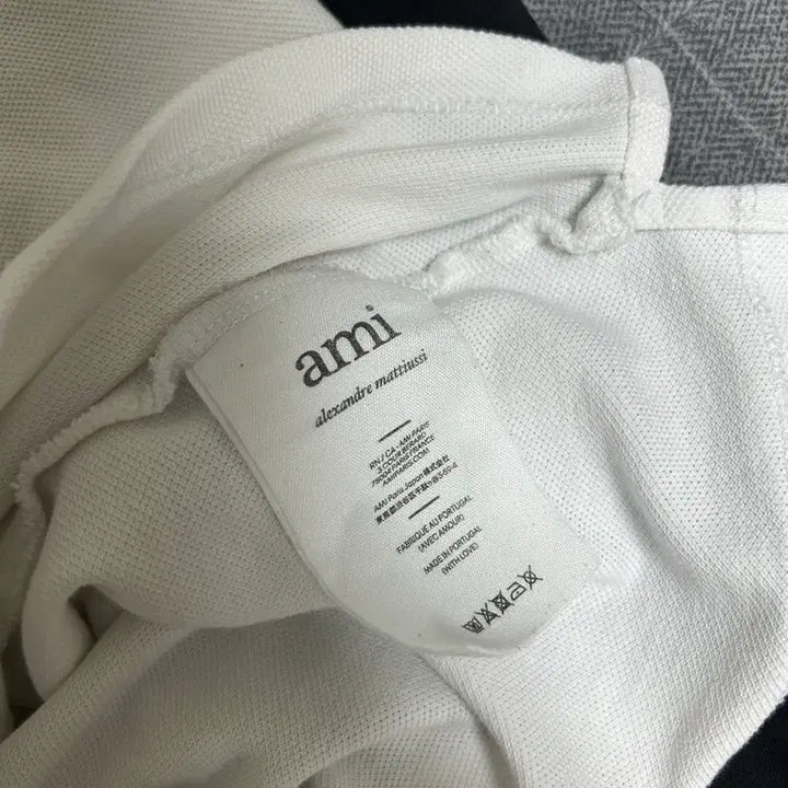[BUNJANG] AMI Black Short Sleeve T-Shirt with Red Heart Logo / 아미 블랙 반팔 티셔츠 레드 하트 로고 아미 카라 반팔티 레드 하트 로고