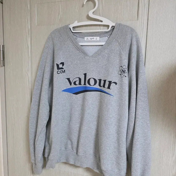 [BUNJANG] 66Girls V-Neck Sweatshirt / 66걸즈 쭈리 브이넥맨투맨