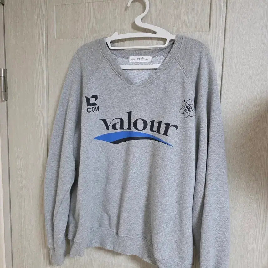 [BUNJANG] 66Girls V-Neck Sweatshirt / 66걸즈 쭈리 브이넥맨투맨