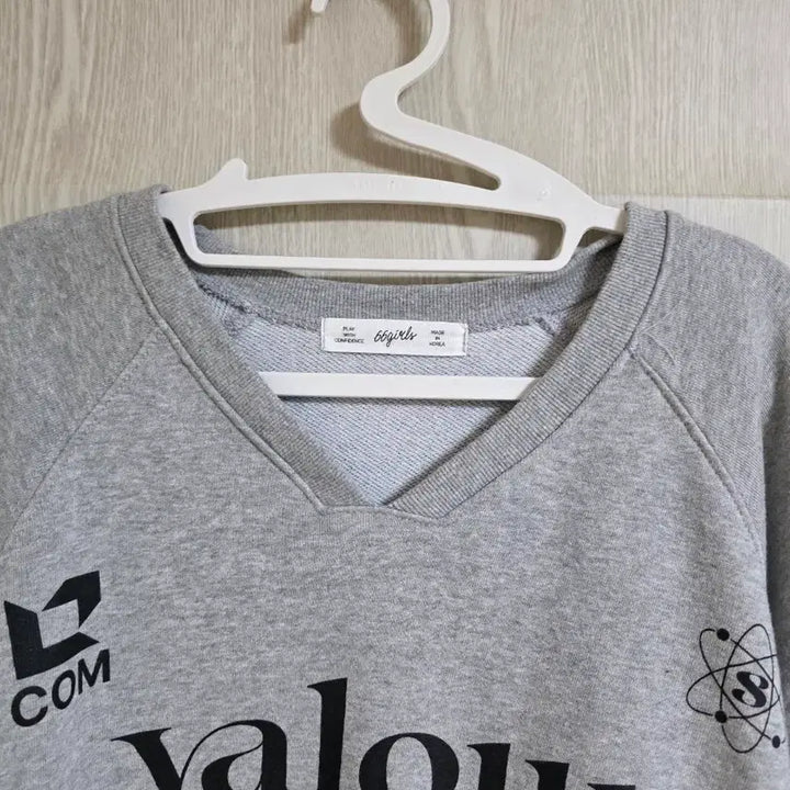 [BUNJANG] 66Girls V-Neck Sweatshirt / 66걸즈 쭈리 브이넥맨투맨